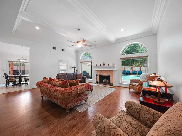 $899,000 | 5 Hidden Pond Place, The Woodlands, TX 77381