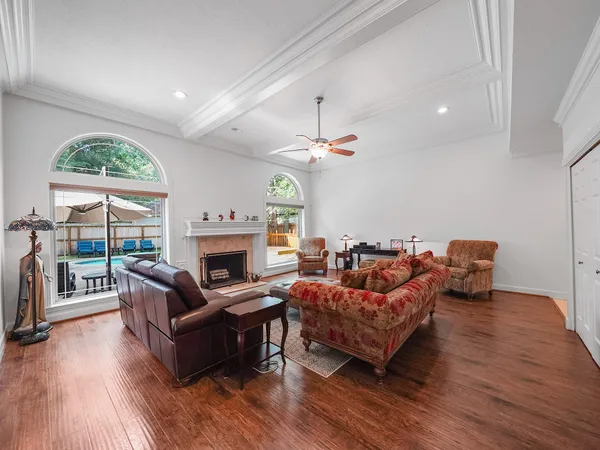 $899,000 | 5 Hidden Pond Place, The Woodlands, TX 77381
