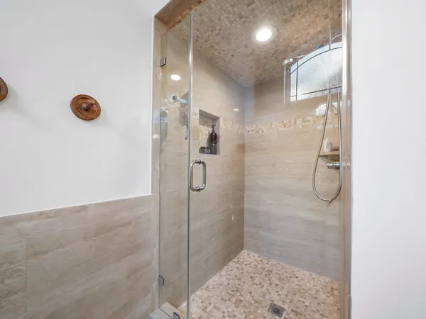 $899,000 | 5 Hidden Pond Place, The Woodlands, TX 77381