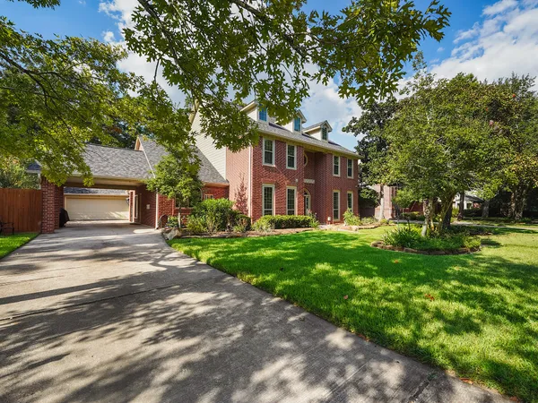 $899,000 | 5 Hidden Pond Place, The Woodlands, TX 77381