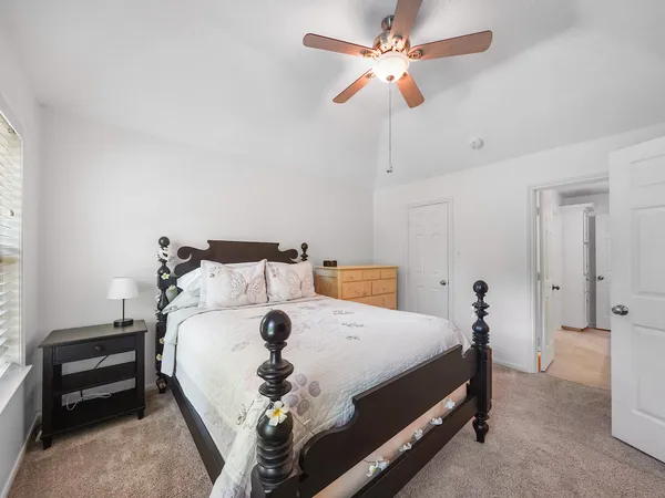 $899,000 | 5 Hidden Pond Place, The Woodlands, TX 77381