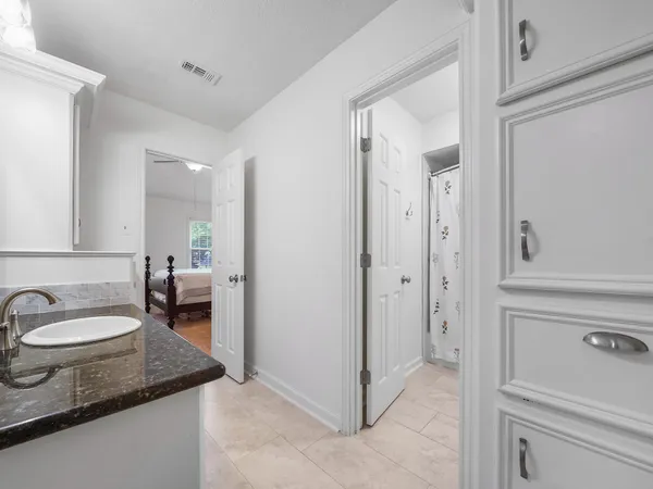 $899,000 | 5 Hidden Pond Place, The Woodlands, TX 77381
