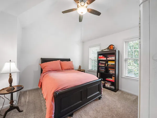 $899,000 | 5 Hidden Pond Place, The Woodlands, TX 77381
