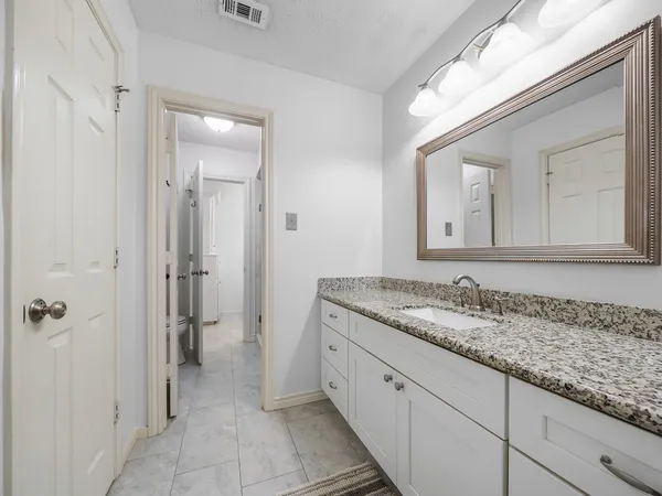 $899,000 | 5 Hidden Pond Place, The Woodlands, TX 77381