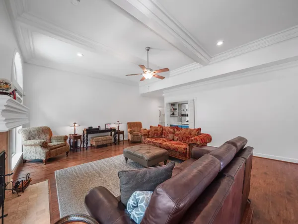 $899,000 | 5 Hidden Pond Place, The Woodlands, TX 77381