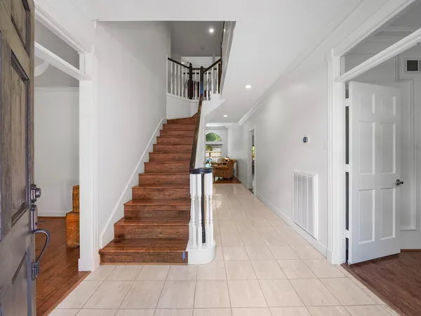 $899,000 | 5 Hidden Pond Place, The Woodlands, TX 77381