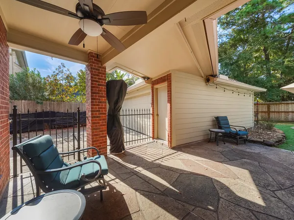 $899,000 | 5 Hidden Pond Place, The Woodlands, TX 77381