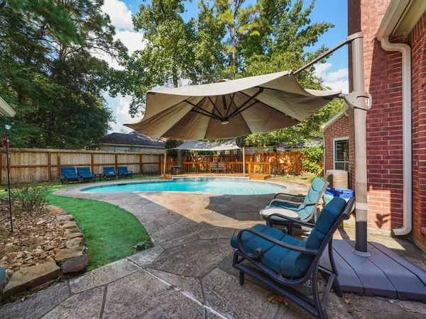 $899,000 | 5 Hidden Pond Place, The Woodlands, TX 77381