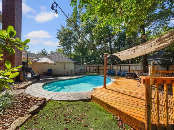 $899,000 | 5 Hidden Pond Place, The Woodlands, TX 77381