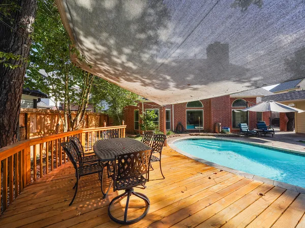 $899,000 | 5 Hidden Pond Place, The Woodlands, TX 77381