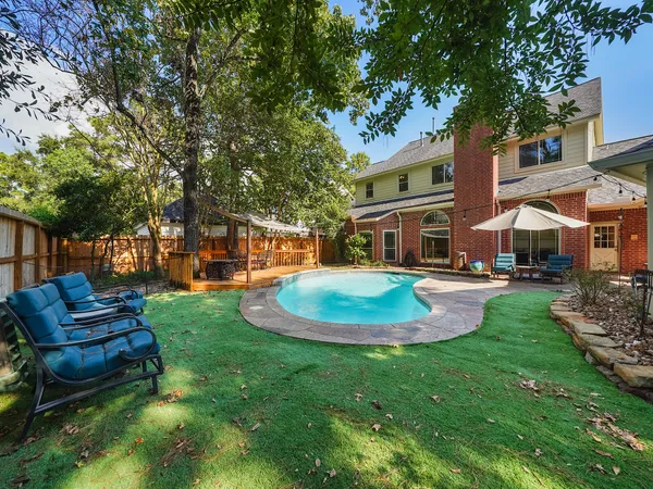 $899,000 | 5 Hidden Pond Place, The Woodlands, TX 77381
