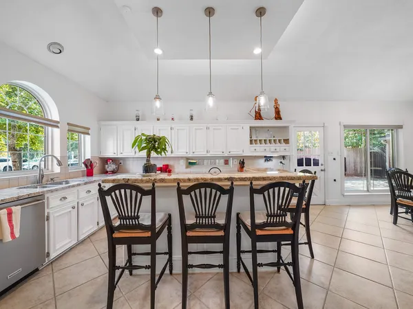 $899,000 | 5 Hidden Pond Place, The Woodlands, TX 77381