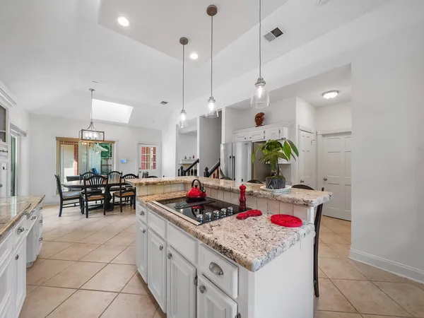$899,000 | 5 Hidden Pond Place, The Woodlands, TX 77381