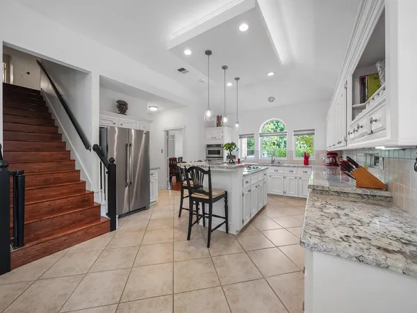 $899,000 | 5 Hidden Pond Place, The Woodlands, TX 77381
