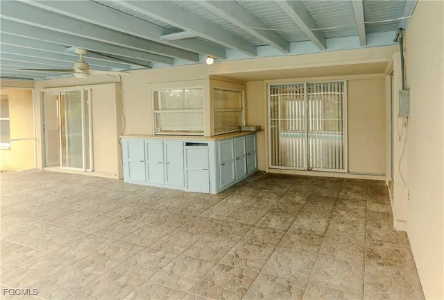 a view of a backyard