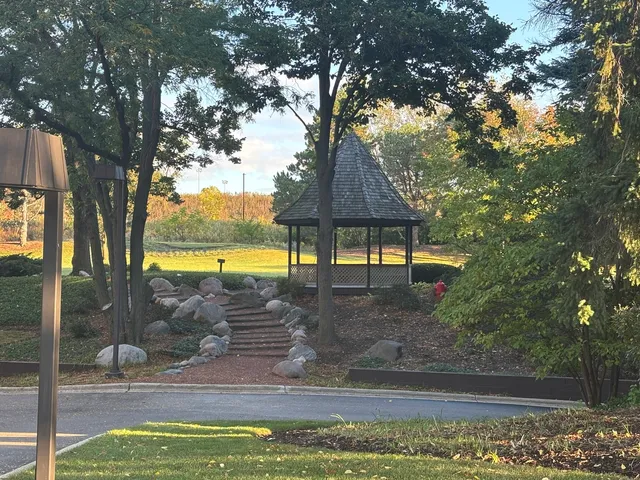 $418,000 | 2000 Chestnut Avenue, Unit 407, Glenview, IL 60025