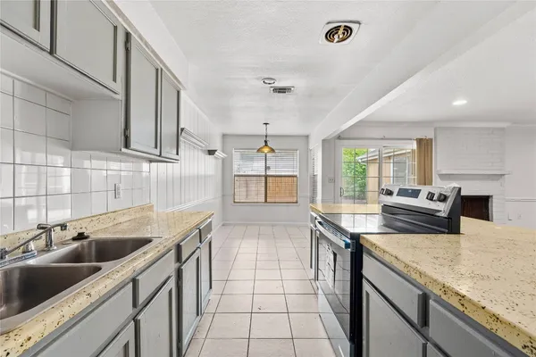 $2,000 | 6327 Lynkat Lane, Houston, TX 77083