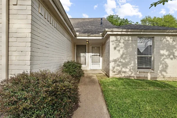 $2,000 | 6327 Lynkat Lane, Houston, TX 77083