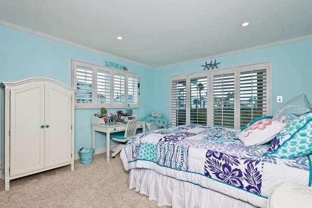 1030 Mandalay Beach Road Oxnard, CA 93035 - Photo 23 of 39 a bedroom with a bed and a large window