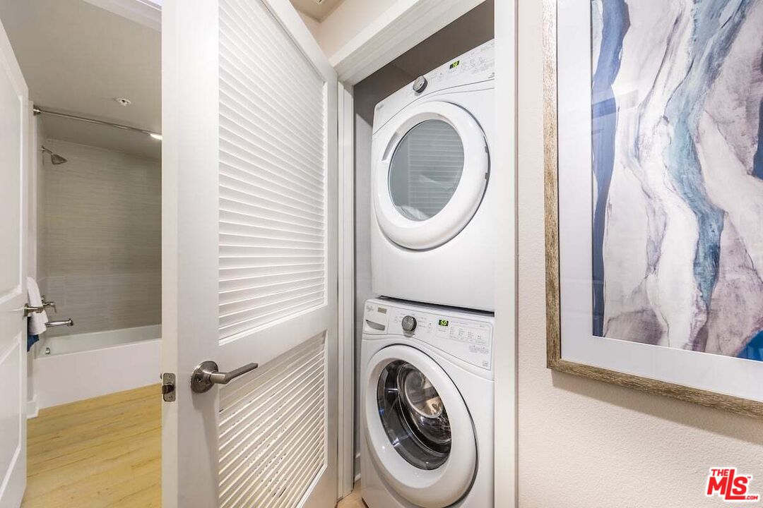 7290 Edinger Avenue, Unit 3131 Huntington Beach, CA 92647 - Photo 7 of 24 a utility room with dryer and washer