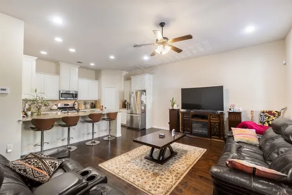 $379,900 | 3922 Canton Jade Way, Arlington, TX 76005