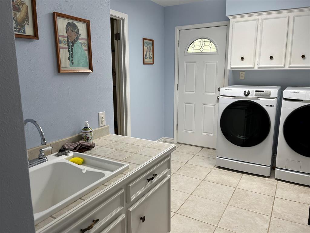 2801 Rix Street Commerce, TX 75428 - Photo 23 of 29 large laundry with sink and walk-in closet