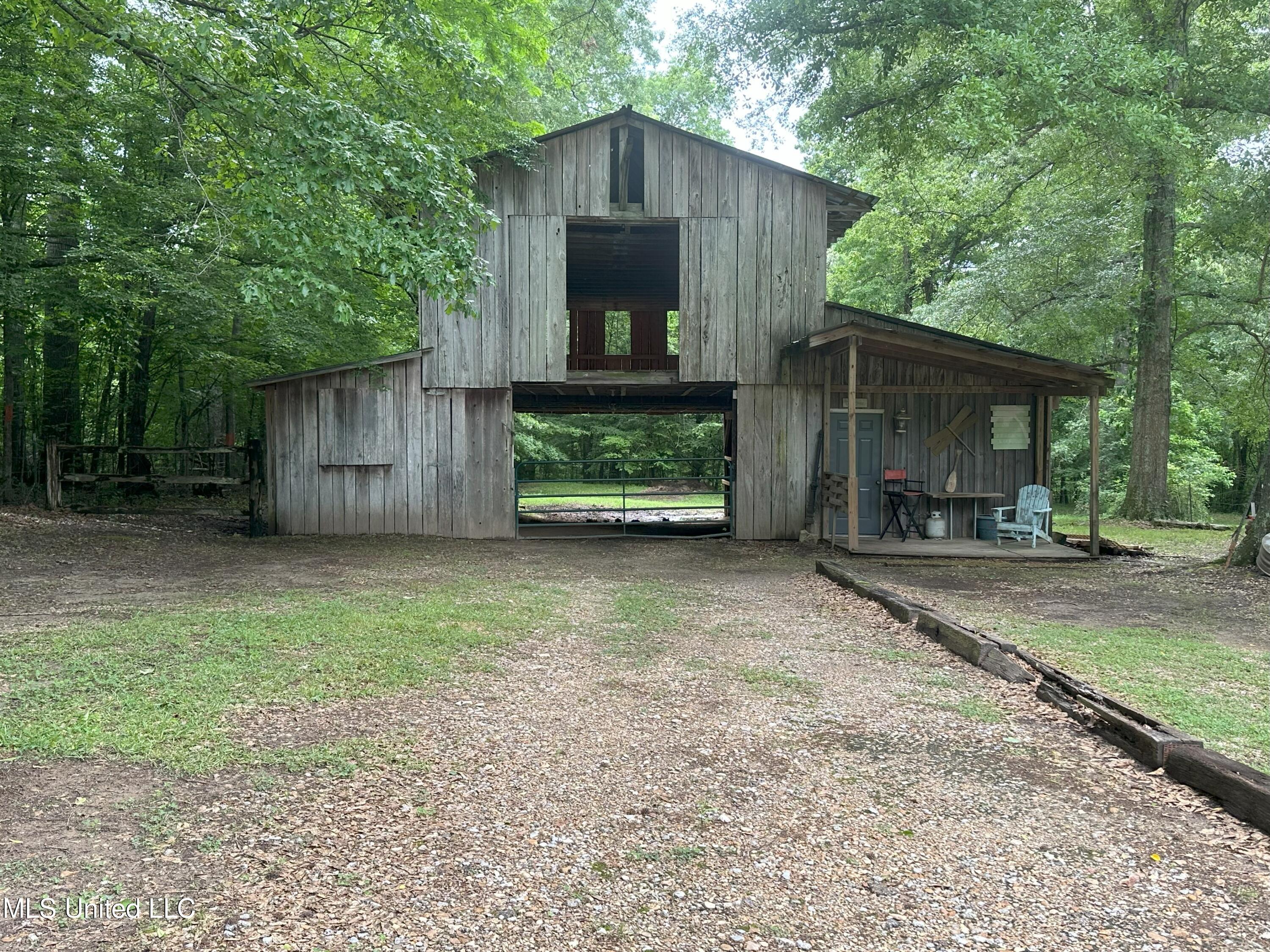 768 Lake Boulevard Vicksburg, MS 39180 - Photo 3 of 60 IMG_1240