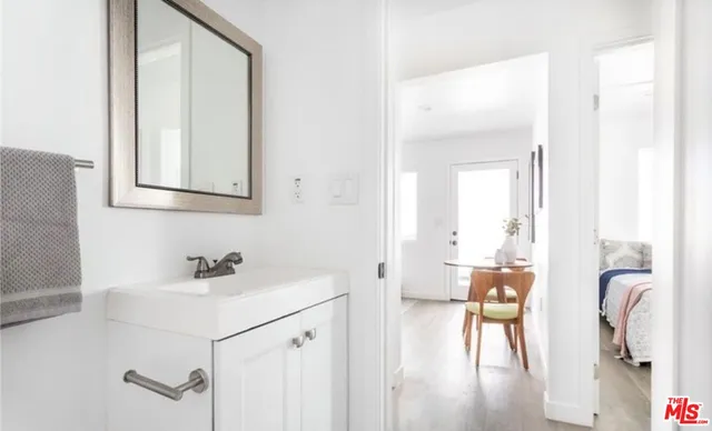 a en suite bathroom with a sink and a mirror