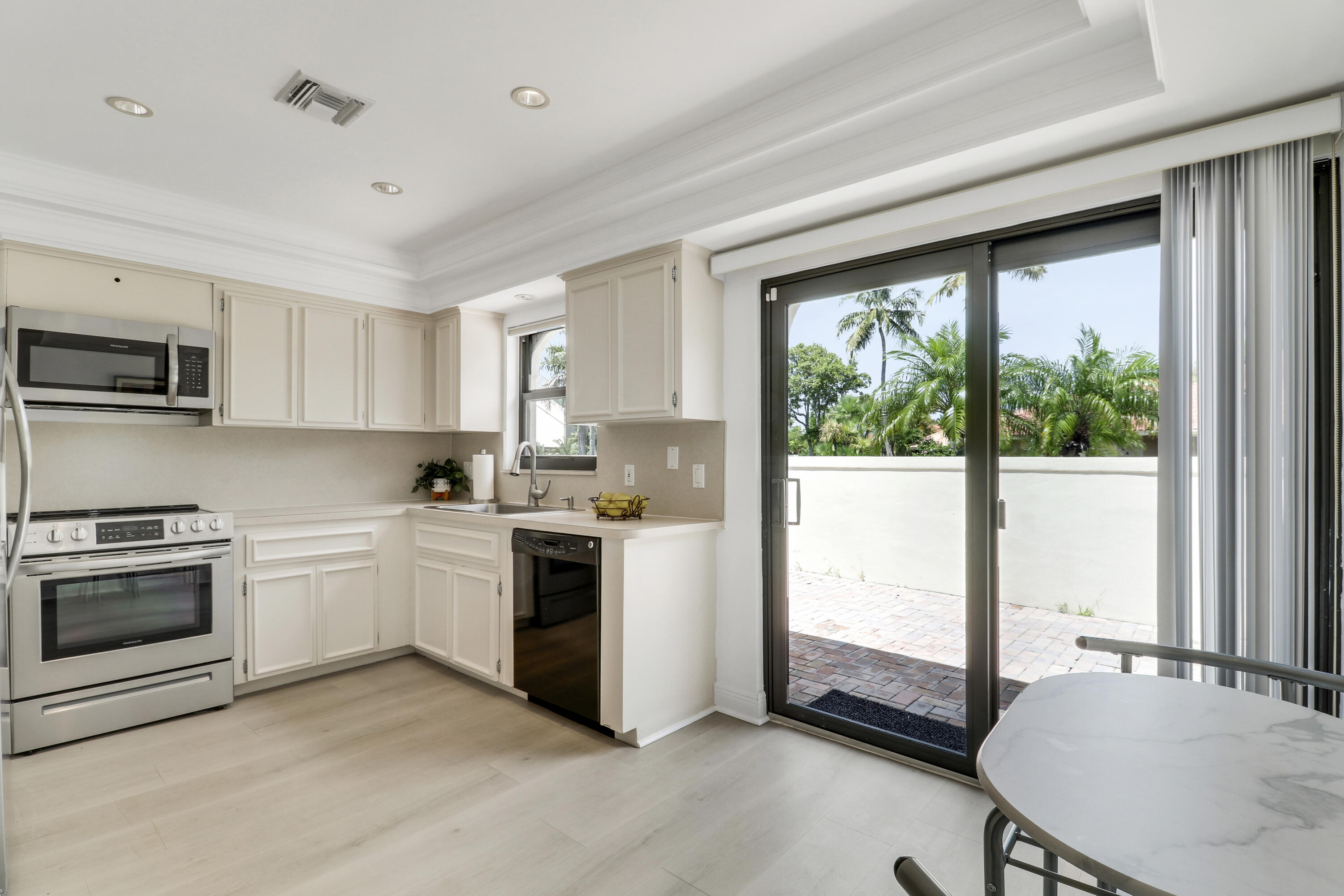 1472 Via Cameron Jupiter, FL 33477 - Photo 5 of 24 Eat-in kitchen