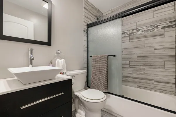 $330,000 | 701 West Lake Park Drive, Addison, IL 60101