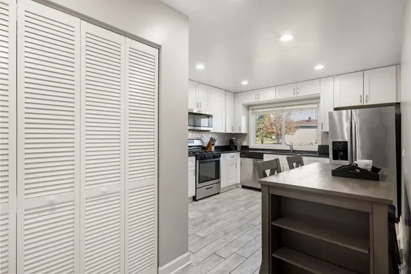 $330,000 | 701 West Lake Park Drive, Addison, IL 60101