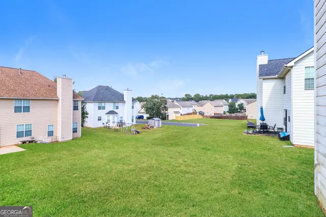 a view of a house with backyard