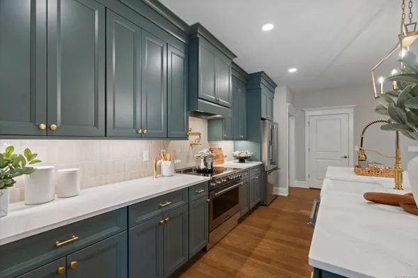 $689,900 | 1125 St Andrews Drive, Oxford, CT 06478