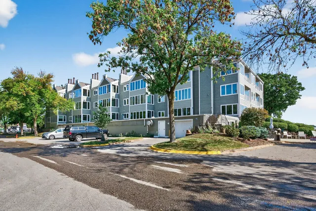 $500,000 | 2670 Commerce Boulevard, Unit 202, Mound, MN 55364