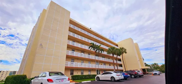 $2,000 | 121 Southeast 3rd Avenue, Unit 106, Dania Beach, FL 33004