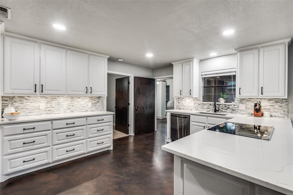 131 Cunningham Road Denton, TX 76208 - Photo 9 of 40 a kitchen with granite countertop cabinets and refrigerator