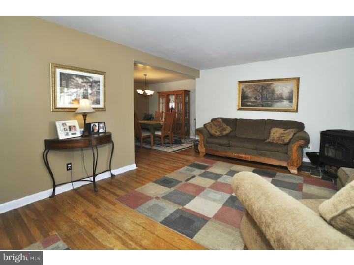 2914 Eagle Road Abington, PA 19001 - Photo 3 of 24 Living Room