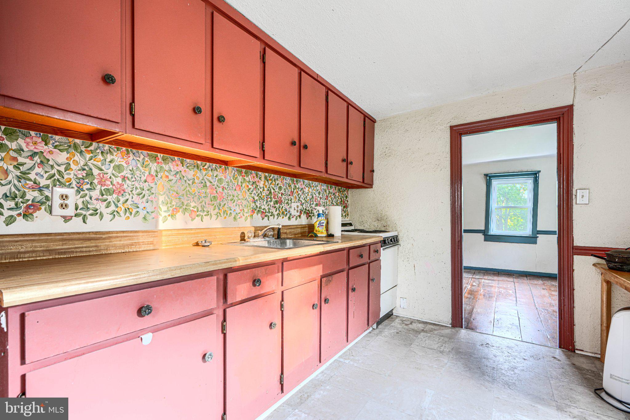 5947 Appletown Road Boonsboro, MD 21713 - Photo 97 of 114 Charming kitchen with floral accents.