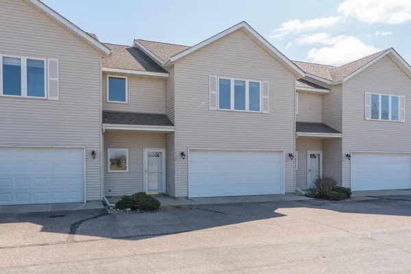 $219,900 | 2108 Willow Trail, North Mankato, MN 56003