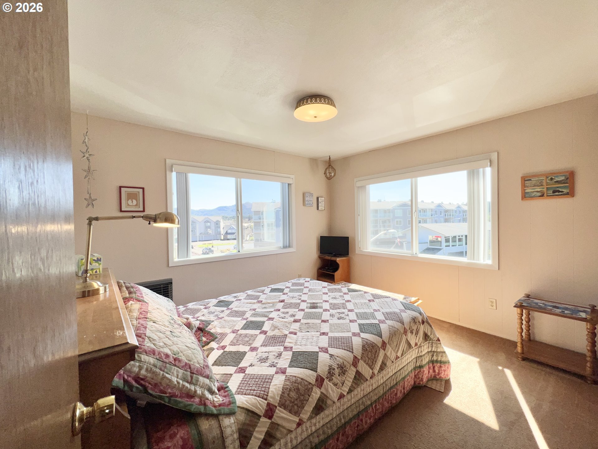 40 Avenue U, Unit 63 Seaside, OR 97138 - Photo 23 of 45 a bedroom with a bed and a window