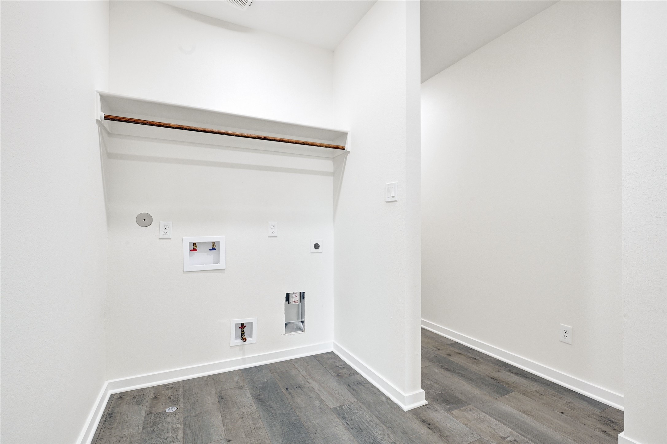 7922 Sealey Street Houston, TX 77088 - Photo 6 of 16 an empty room with wooden floor and closet