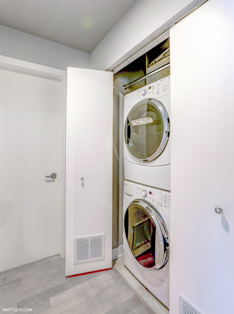 8 East Randolph Street, Unit 2702 Chicago, IL 60601 - Photo 6 of 9 a utility room with dryer and washer