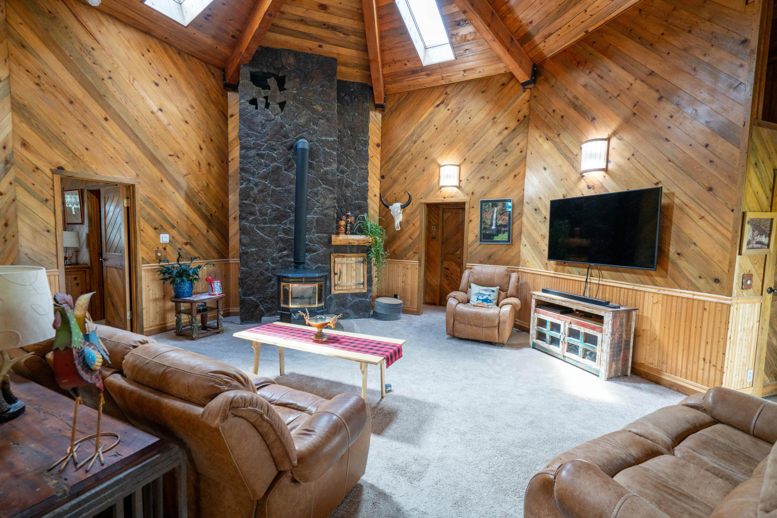 54651 Huntington Road Bend, OR 97707 - Photo 8 of 64 Living Room
