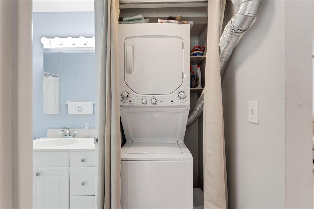 3140 Highlands Boulevard, Unit F Palm Harbor, FL 34684 - Photo 21 of 78 a utility room with dryer and washer