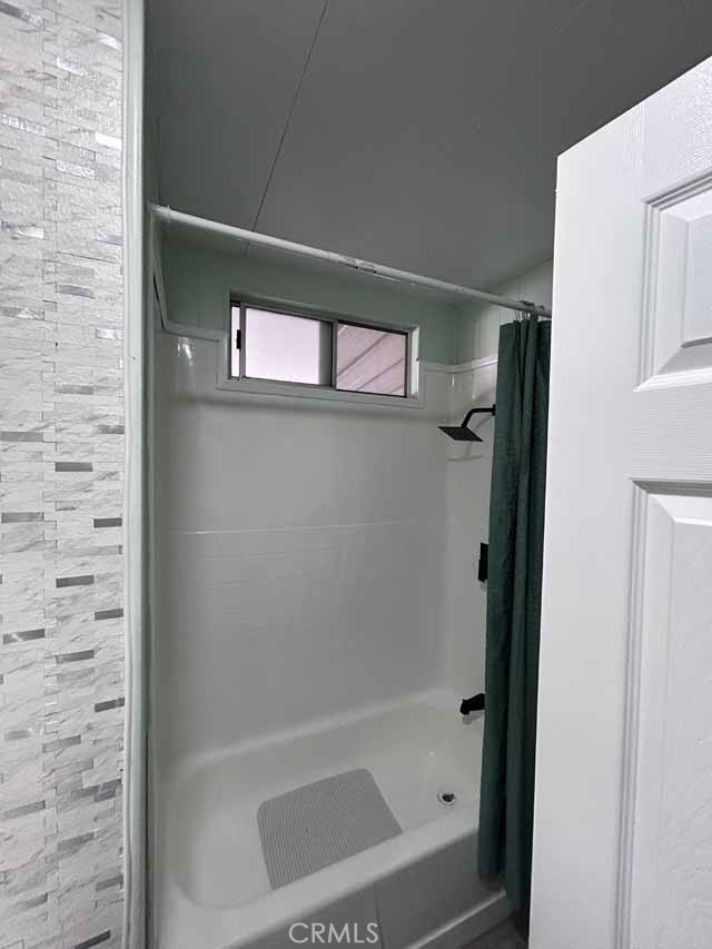 2751 Reche Canyon Road Moreno Valley, CA 92555 - Photo 13 of 20 a bathroom with a bathtub