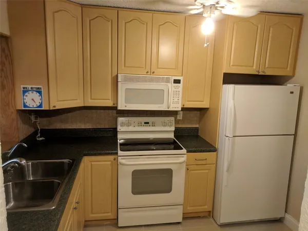 $1,750 | 1250 Northeast 125th Street, Unit 312C, North Miami, FL 33161