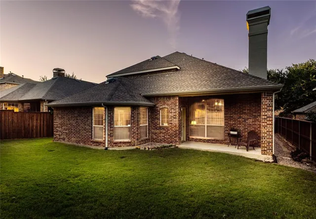 a view of a house with backyard and garden