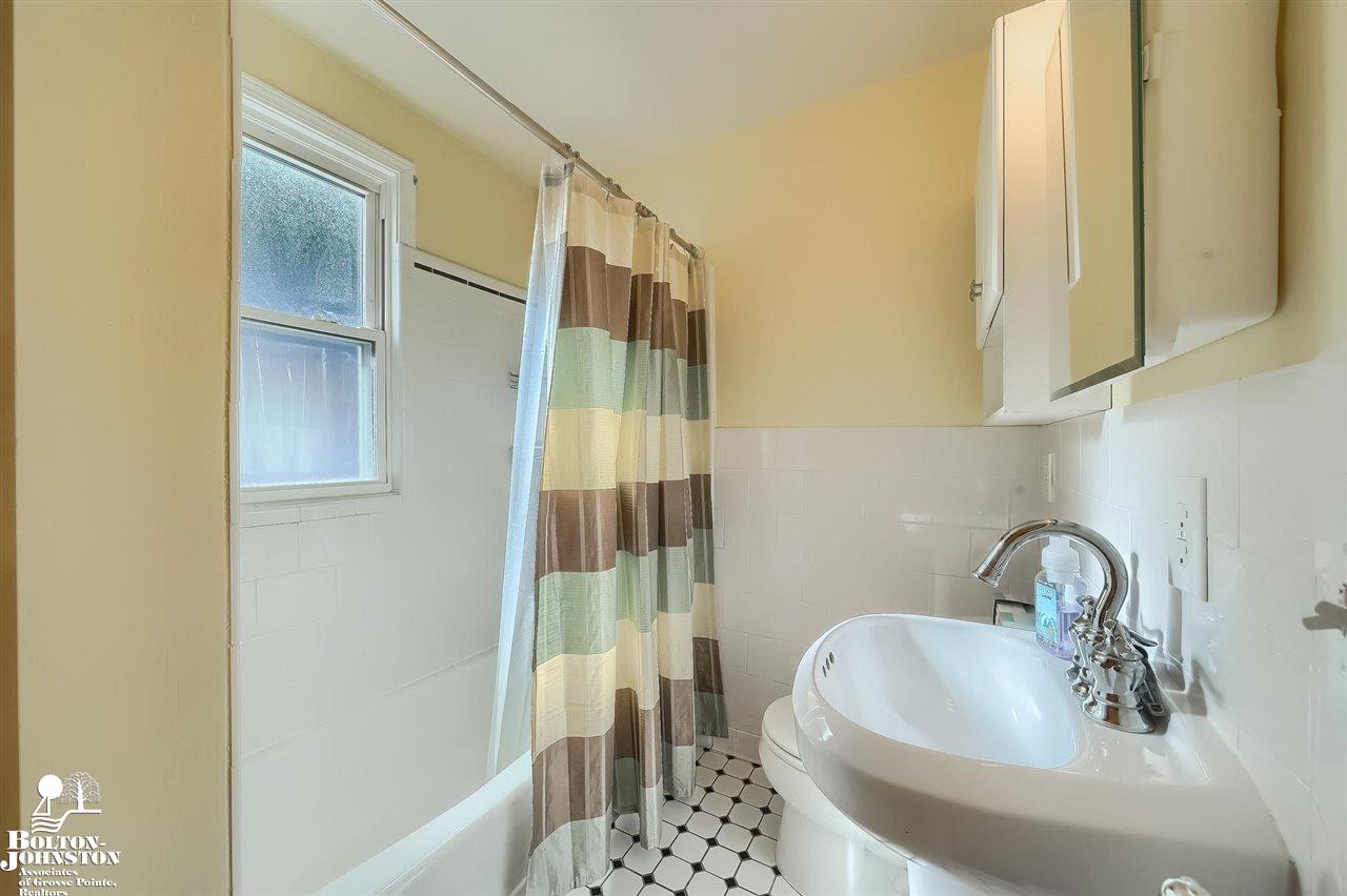 2110 Roslyn Road Grosse Pointe Woods, MI 48236 - Photo 26 of 30