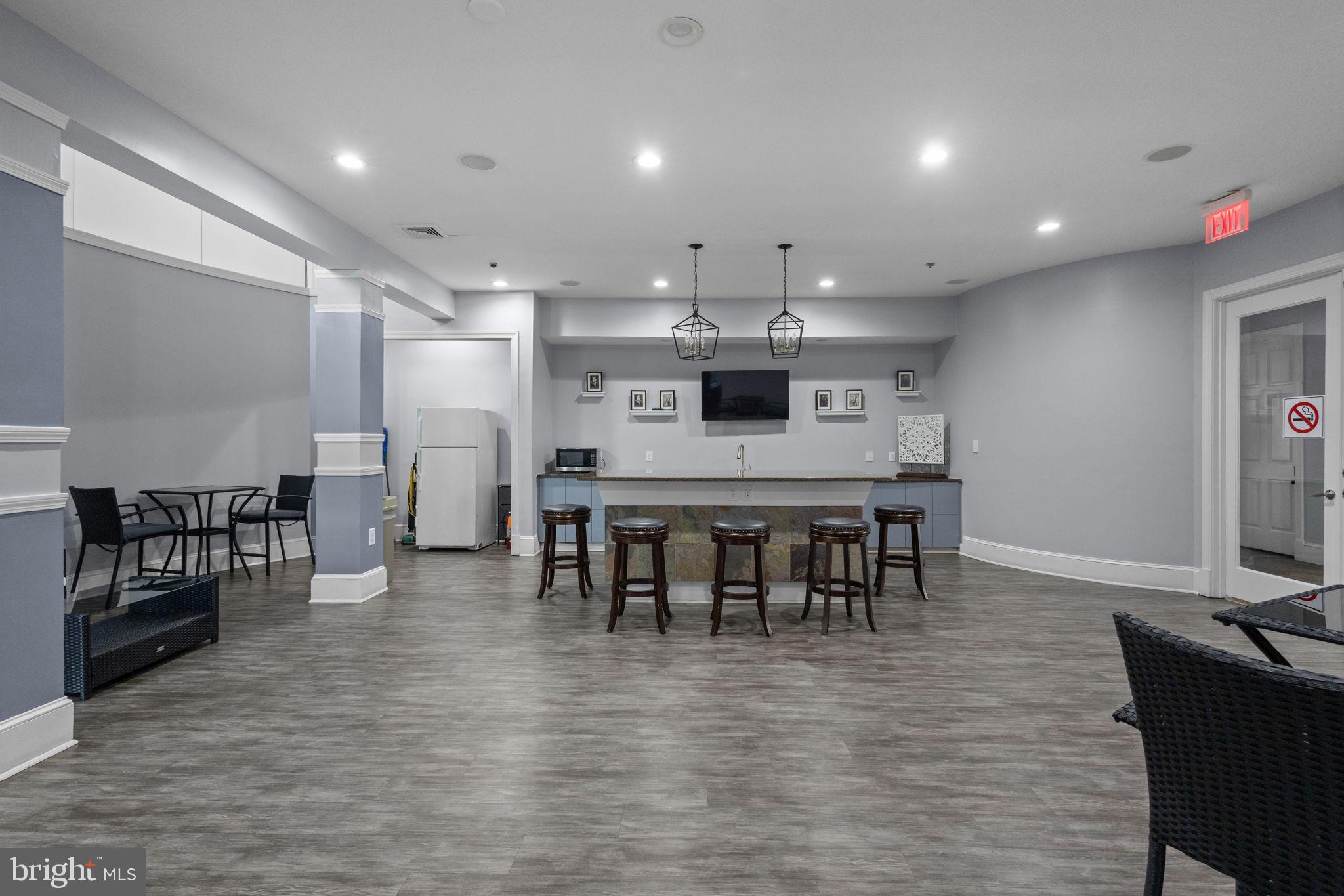 508 Sunset View Terrace Southeast, Unit 302 Leesburg, VA 20175 - Photo 23 of 30 a large kitchen with a table and chairs