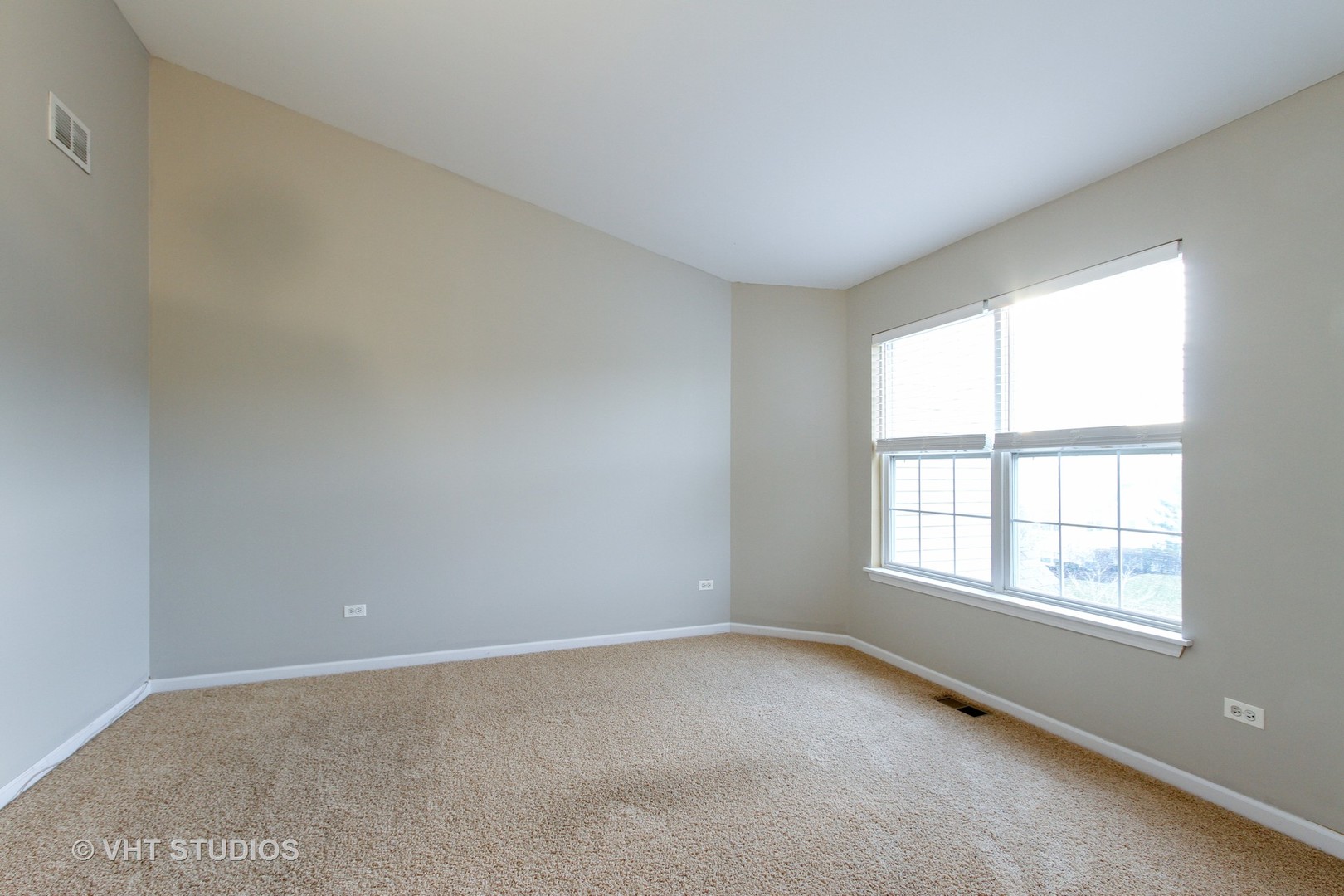 34379 North Barberry Road Round Lake, IL 60073 - Photo 6 of 10 an empty room with a window